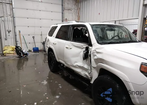 2017 Toyota 4Runner Sr5 Premium z USA, uszkodzony, nr VIN JTEBU5JR3H5431370